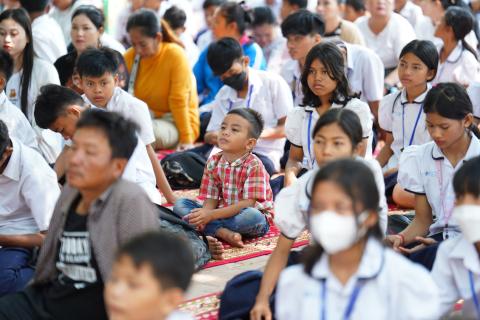 Deux moines son assis pour transmettre des enseignements