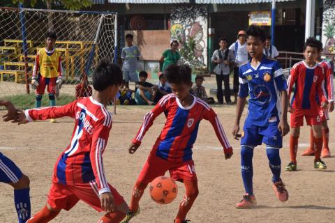 Des jeunes pensionnaires jouent au foot Des jeunes pensionnaires jouent au foot