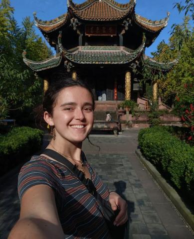 Lisa devant un temple en Chine Lisa devant un temple en Chine