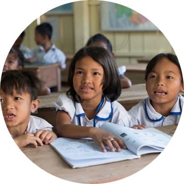 Éduquer et Scolariser Trois enfants en classe