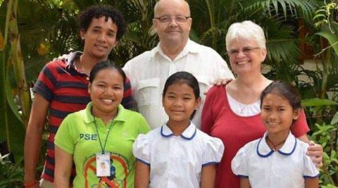 Karuna entourée de Christian et Marie-France des Pallières et d'autres enfants