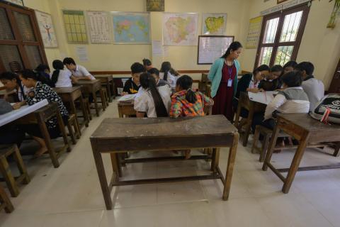 Des élèves travaillent en groupe à l'école de rattrapage scolaire de Pour un Sourire d'Enfant Des élèves travaillent en groupe à l'école de rattrapage scolaire de Pour un Sourire d'Enfant