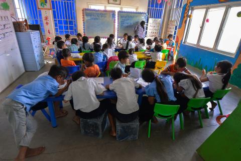 Des enfants en cours de soutien dans une paillote Des enfants en cours de soutien dans une paillote