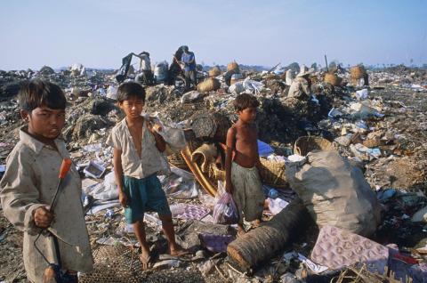 Des enfants en train de trier les déchets sur la décharge de Phnom Penh Des enfants en train de trier les déchets sur la décharge de Phnom Penh