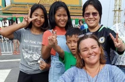 Betty entourée d'amis cambodgiens Betty entourée d'amis cambodgiens