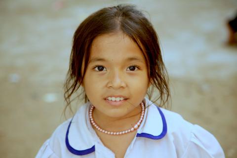 Une petite fille en uniforme de PSE regarde l'appareil photo Une petite fille en uniforme de PSE regarde l'appareil photo