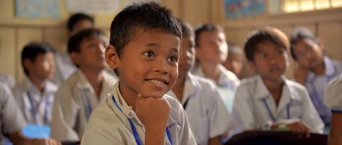 Garçon en classe dans notre école PSE de Phnom Penh Garçon en classe dans notre école PSE de Phnom Penh
