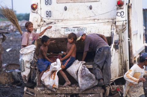 Des enfants à l'arrière d'un camion sur la décharge Des enfants à l'arrière d'un camion sur la décharge