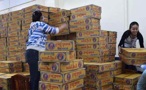 Deux employées de PSE préparent les paniers alimentaires avant une distribution
