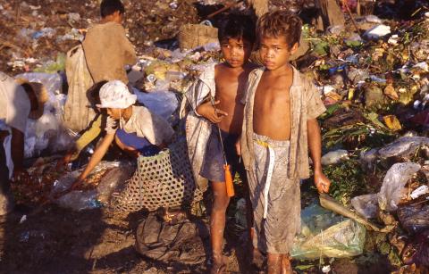 Deux garçons sur la décharge de Phnom Penh Deux garçons sur la décharge de Phnom Penh