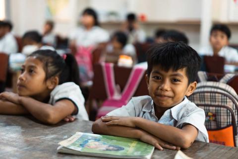Deux enfants en classe à l'école de rattrapage de PSE Deux enfants en classe à l'école de rattrapage de PSE