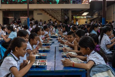 Enfants qui déjeunent à la cantine Enfants qui déjeunent à la cantine