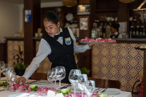 Une étudiante de l'école d'hôtellerie dresse une table Une étudiante de l'école d'hôtellerie dresse une table