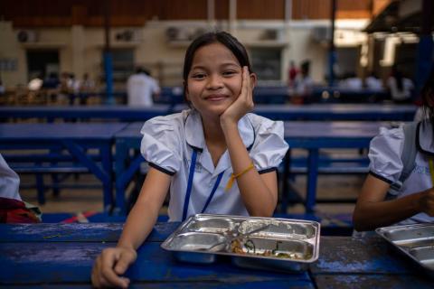 Une petite fille assise à la cantine après avoir terminé son repas Une petite fille assise à la cantine après avoir terminé son repas