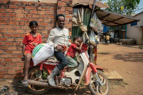Une famille dans une communauté après avoir récupéré son sac de riz Une famille dans une communauté après avoir récupéré son sac de riz