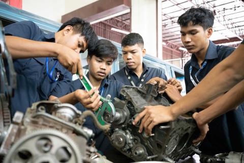 Des étudiants en formation professionnelle de mécanique en train de s'entrainer Des étudiants en formation professionnelle de mécanique en train de s'entrainer