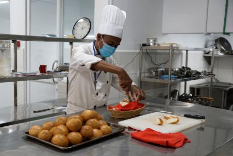 Dans les cuisines rénovées du Lotus Blanc, le restaurant d'application de PSE Dans les cuisines rénovées du Lotus Blanc, le restaurant d'application de PSE