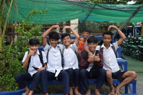 Des enfants en uniformes posent dans la cours de récréation du centre de PSE Des enfants en uniformes posent dans la cours de récréation du centre de PSE