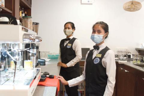 Deux jeunes filles en apprentissage service de table Deux jeunes filles en apprentissage service de table