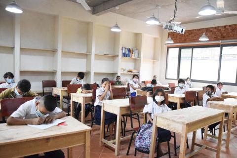Les élèves dans leur nouvelle salle de classe Les élèves dans leur nouvelle salle de classe