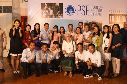 Marie-France entourée d'alumni de PSE lors de l'exposition photo Marie-France entourée d'alumni de PSE lors de l'exposition photo