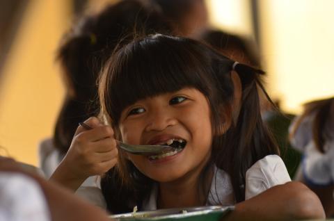 Une petite fille en train de déjeuner à la cantine de PSE Une petite fille en train de déjeuner à la cantine de PSE