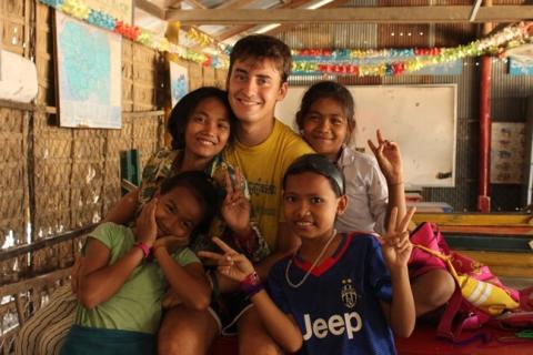 Fernando entouré d'enfants lors des camps PSE Fernando entouré d'enfants lors des camps PSE