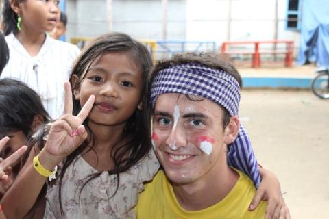 Fernando, lors des camps PSE avec une petite fille prise en charge par PSE Fernando, lors des camps PSE avec une petite fille prise en charge par PSE