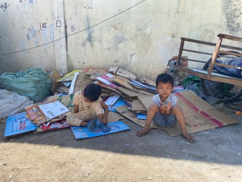 Des enfants assis sur des déchets dans la communauté de Sen Sok Des enfants assis sur des déchets dans la communauté de Sen Sok