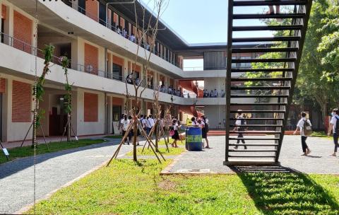 A l'extérieur des salles de classe, un aménagement optimisé A l'extérieur des salles de classe, un aménagement optimisé