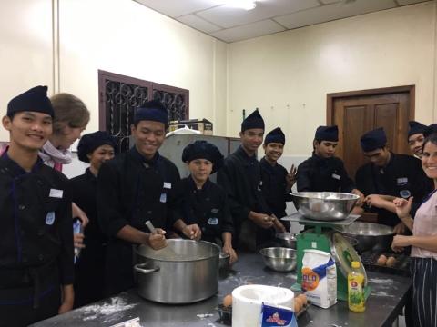 Camille en cuisine avec les étudiants de l'école d'hôtellerie de PSE Camille en cuisine avec les étudiants de l'école d'hôtellerie de PSE