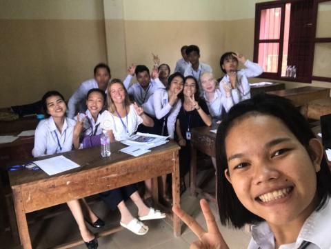 Camille en classe avec les élèves de l'école d'hôtellerie de PSE Camille en classe avec les élèves de l'école d'hôtellerie de PSE