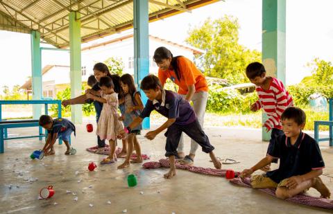 Jeu organisé par les moniteurs khmers et européens pour les enfants Jeu organisé par les moniteurs khmers et européens pour les enfants