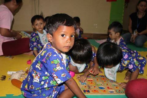 Des enfants font un puzzle au service PMI de PSE Des enfants font un puzzle au service PMI de PSE
