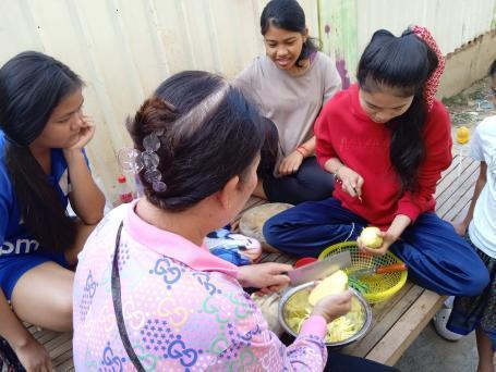 Karuna cuisine avec sa mère d'accueil et d'autres jeunes pris en charge avec elle Karuna cuisine avec sa mère d'accueil et d'autres jeunes pris en charge avec elle
