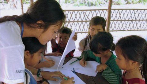 Sreypov aide un groupe d'enfants avec leurs devoirs