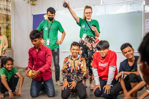 Un moniteur khmer et une monitrice européenne organisent une activité pour les adolescents