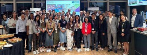Les étudiants en stage à Natixis avec leurs collègues Les étudiants en stage à Natixis avec leurs collègues