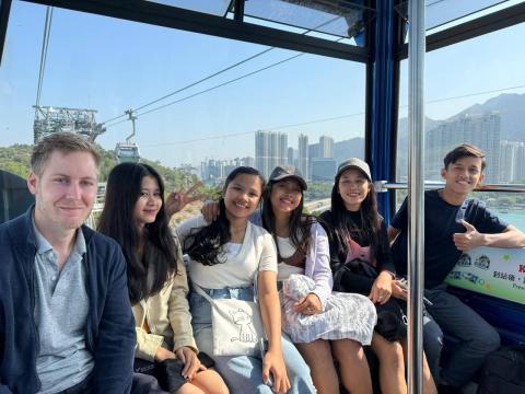 Les étudiants en stage à Hong Kong ont pris le téléphérique pour la première fois Les étudiants en stage à Hong Kong ont pris le téléphérique pour la première fois