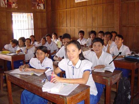 Leng en classe avec ses camarades et son professeur
