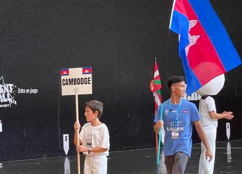Chhai porte le drapeau du Cambodge pendant la cérémonie Chhai porte le drapeau du Cambodge pendant la cérémonie