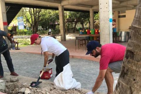 Deux bénévoles de PSE Hong Kong aident pour le jardinage dans le centre PSE de Phnom Penh Deux bénévoles de PSE Hong Kong aident pour le jardinage dans le centre PSE de Phnom Penh