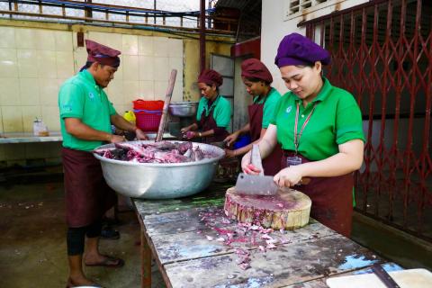 La préparation des repas de la cantine La préparation des repas de la cantine
