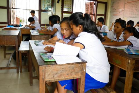 Deux élèves en train d'étudier dans l'école de rattrapage scolaire de Pour un Sourire d'Enfant Deux élèves en train d'étudier dans l'école de rattrapage scolaire de Pour un Sourire d'Enfant