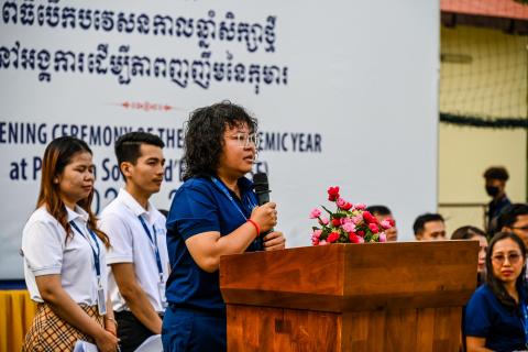 Leakhéna fait son discours au micro Leakhéna fait son discours au micro
