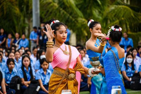 Des étudiantes en tenues traditionnelles performent une danse pour ouvrir la cérémonie de la rentrée Des étudiantes en tenues traditionnelles performent une danse pour ouvrir la cérémonie de la rentrée