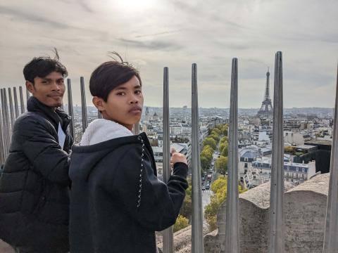 Meth et Khémara regardent la Tour Eiffel de loin Meth et Khémara regardent la Tour Eiffel de loin