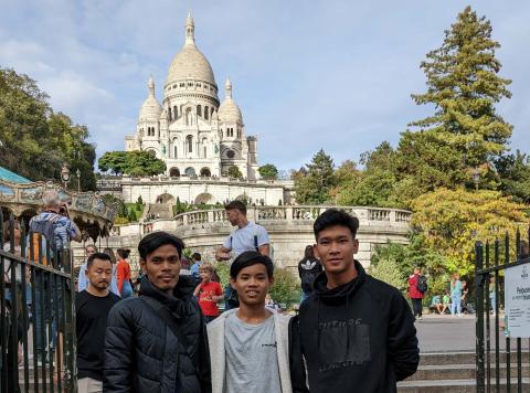 Meth, Chhai et Khémara posent devant le Sacré Coeur Meth, Chhai et Khémara posent devant le Sacré Coeur