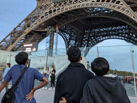 Meth, Chhai et Khémara de dos regardant la Tour Eiffel Meth, Chhai et Khémara de dos regardant la Tour Eiffel