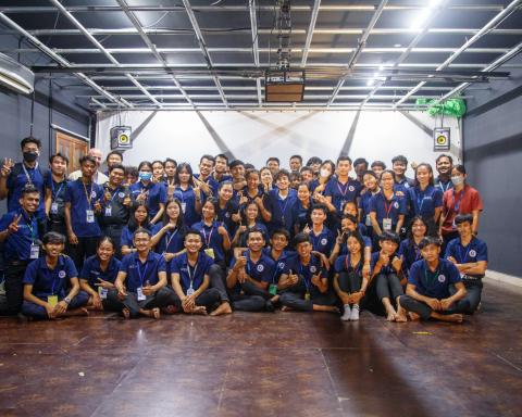 VuTheara au milieu des étudiants de l'école de cinéma après avoir donné une Master Class VuTheara au milieu des étudiants de l'école de cinéma après avoir donné une Master Class